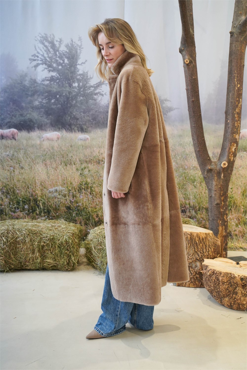Двухсторонняя дубленка прямого кроя в бежевом цвете 2126 - фото 5548