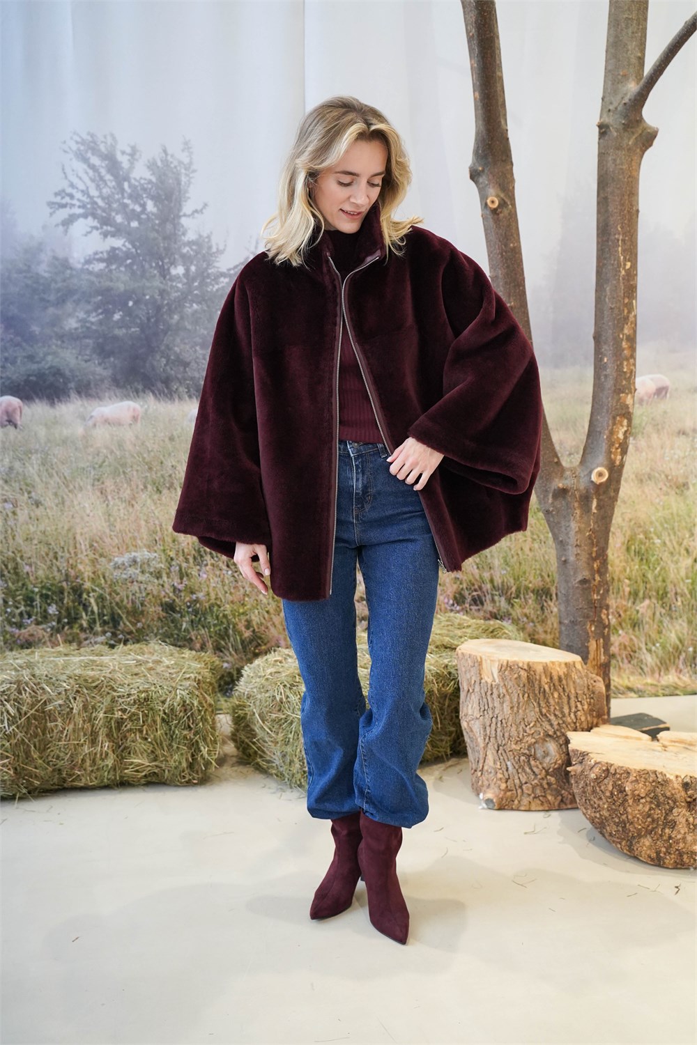 Двухсторонняя дубленка сводного кроя в бордовом цвете 2127 - фото 5553